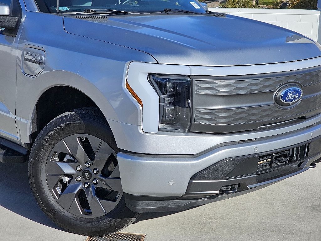 2022 Ford F-150 Lightning Lariat photo 2