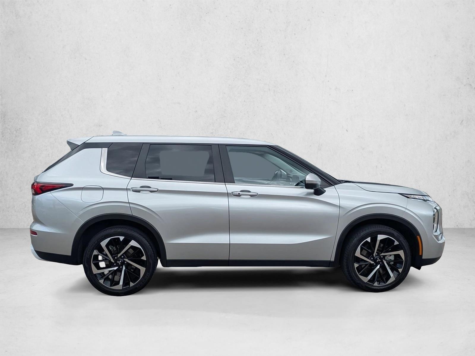 2023 Mitsubishi Outlander SE photo 4