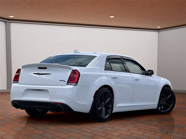 2023 Chrysler 300 C photo 4