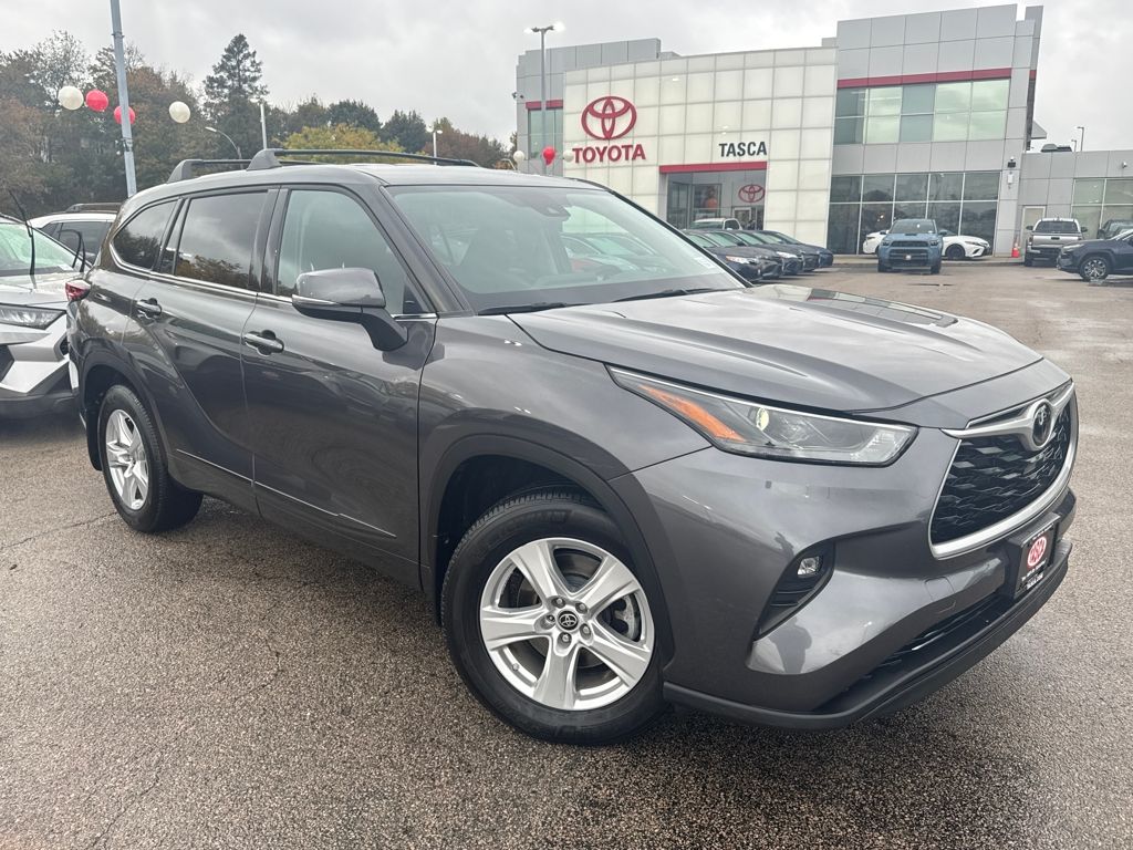 2022 Toyota Highlander LE's photo