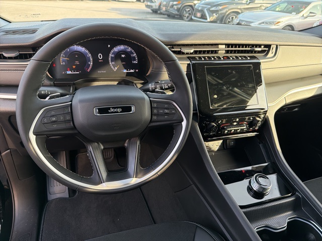 2025 Jeep Grand Cherokee Altitude photo 13