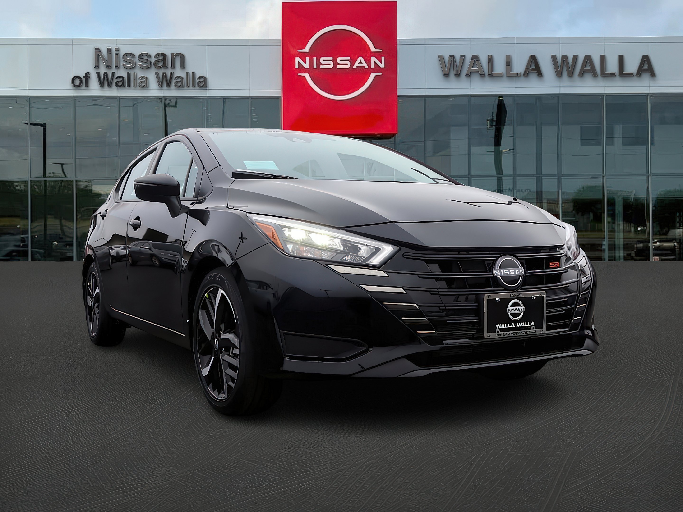 2025 Nissan Versa SR's photo