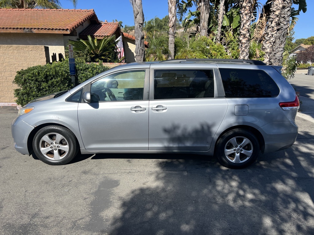 2014 Toyota Sienna LE photo 3