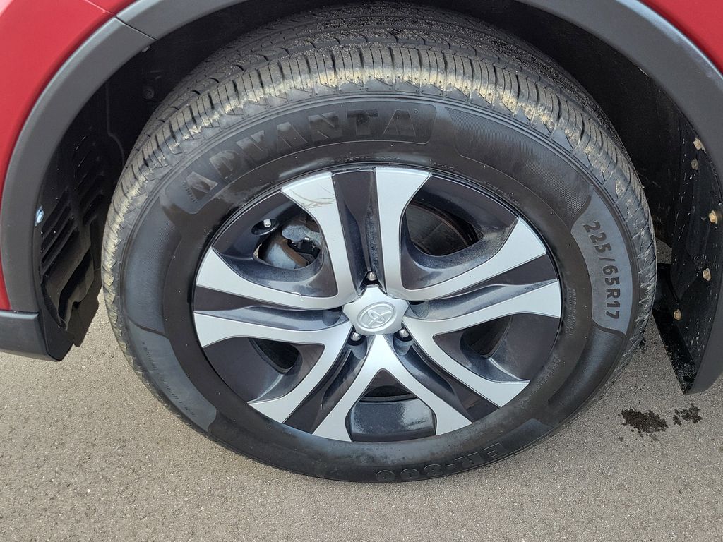 2018 Toyota RAV4 LE photo 4