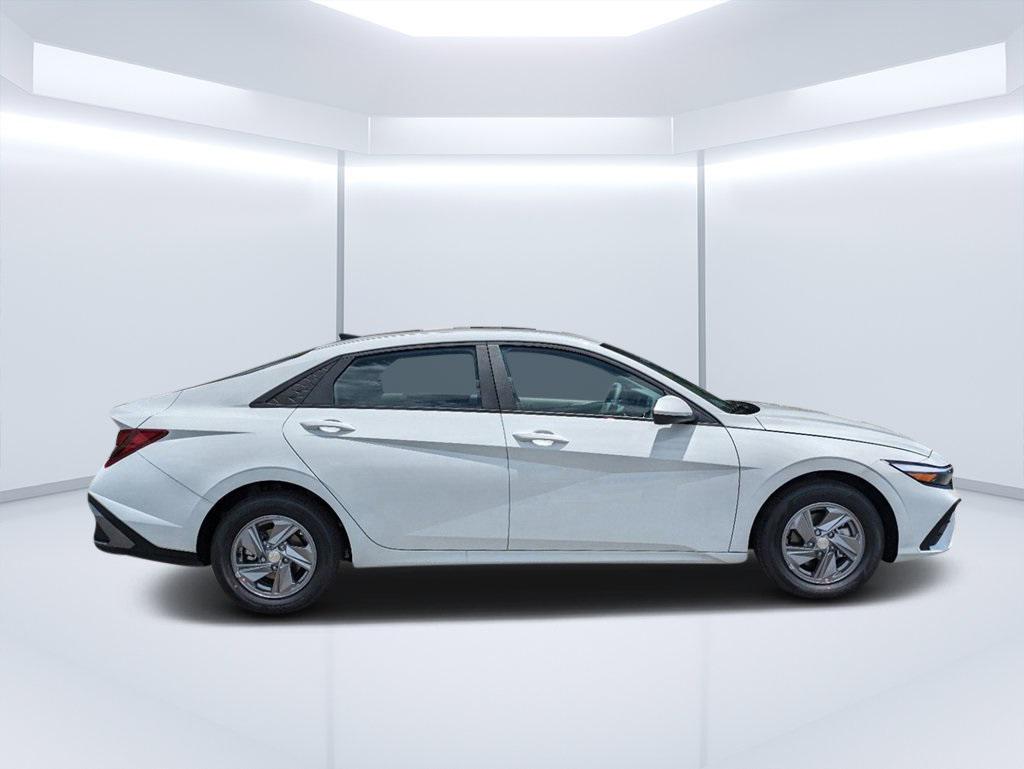 2025 Hyundai Elantra SE photo 2