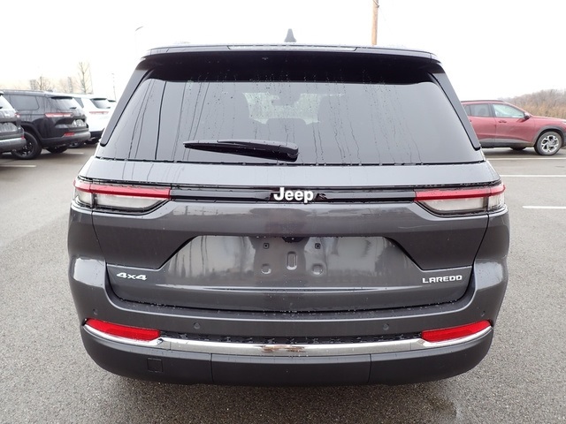 2025 Jeep Grand Cherokee Laredo photo 3
