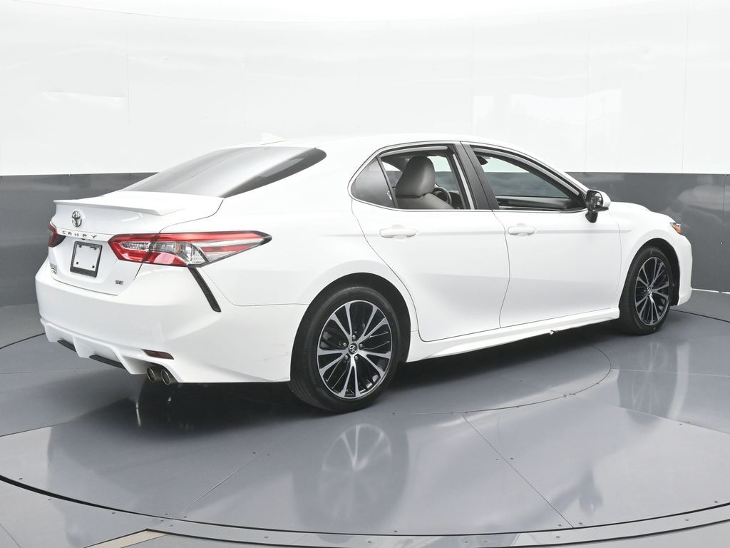 2019 Toyota Camry SE photo 3