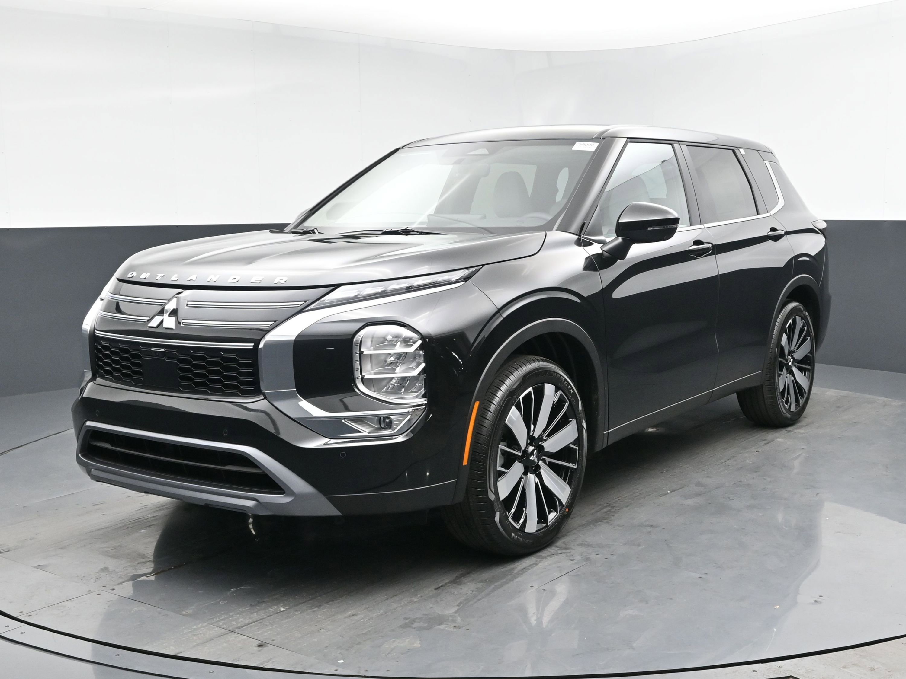 2025 Mitsubishi Outlander SE's photo