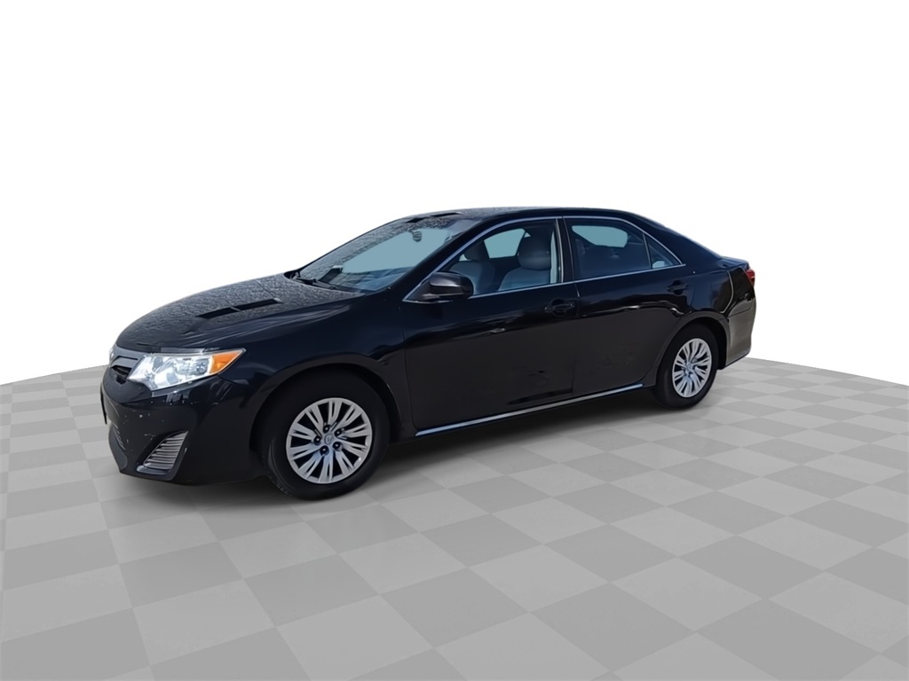 2014 Toyota Camry LE photo 2