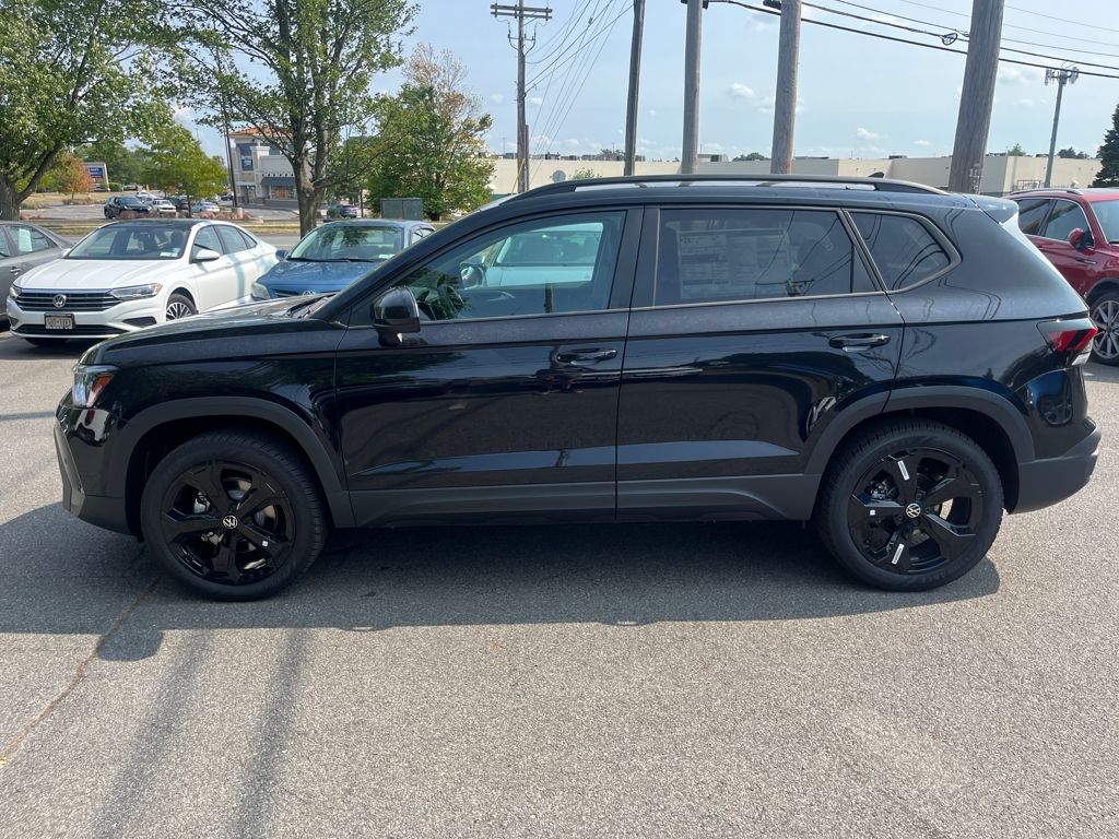 2025 Volkswagen Taos SE photo 4
