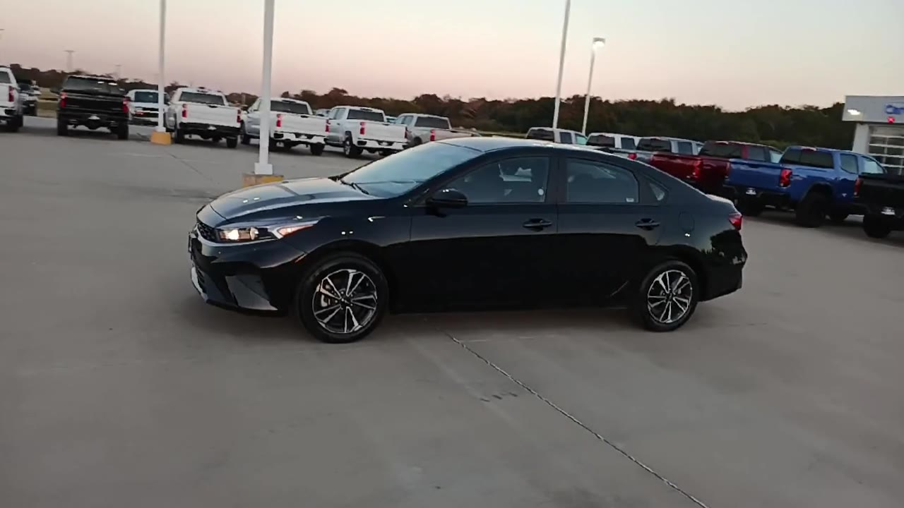 2024 Kia Forte LXS photo 3