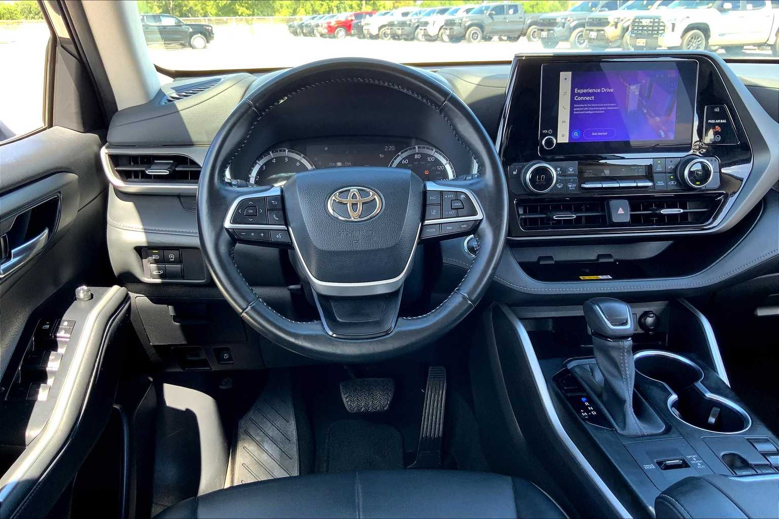 2023 Toyota Highlander XLE photo 2