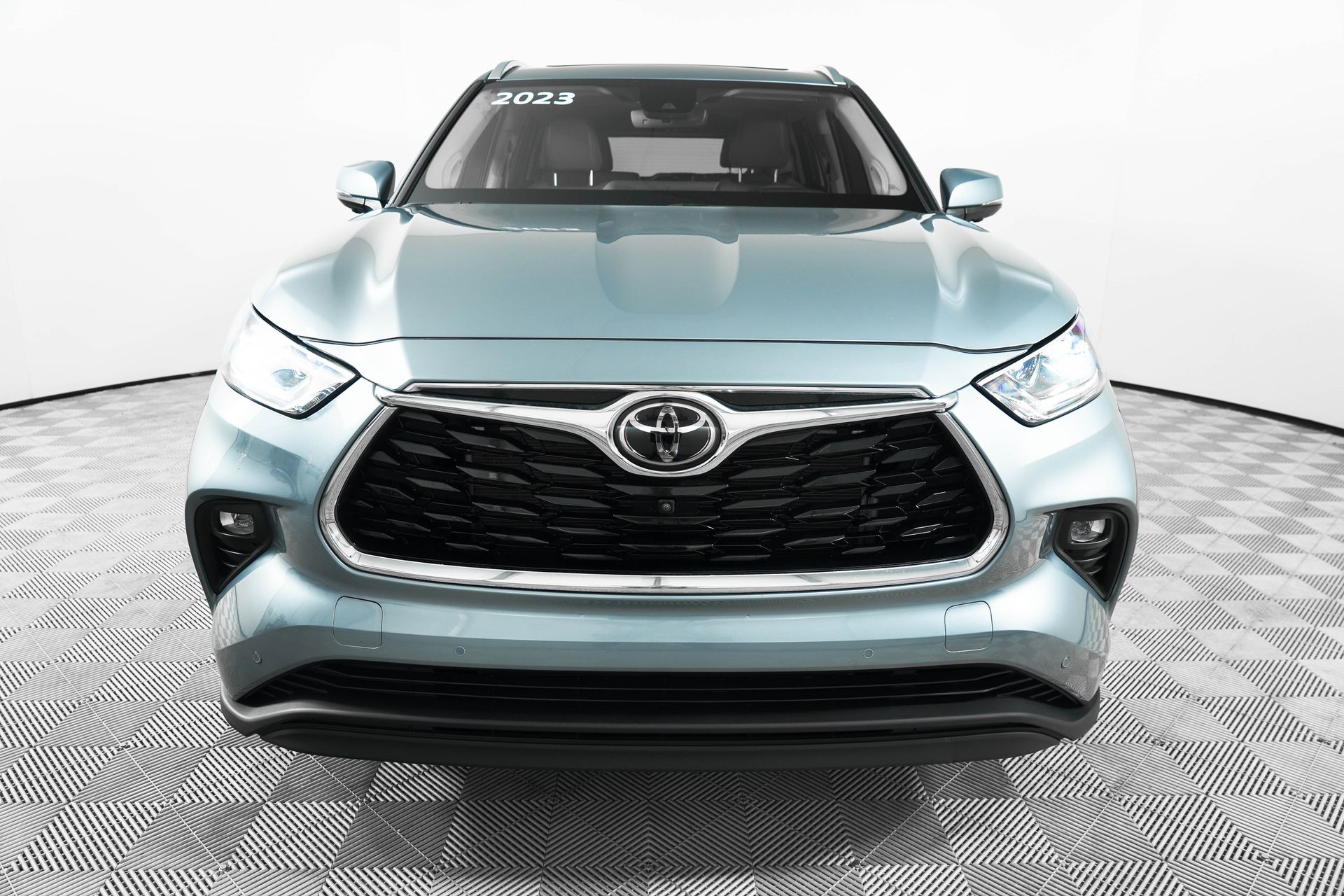 2023 Toyota Highlander L photo 2
