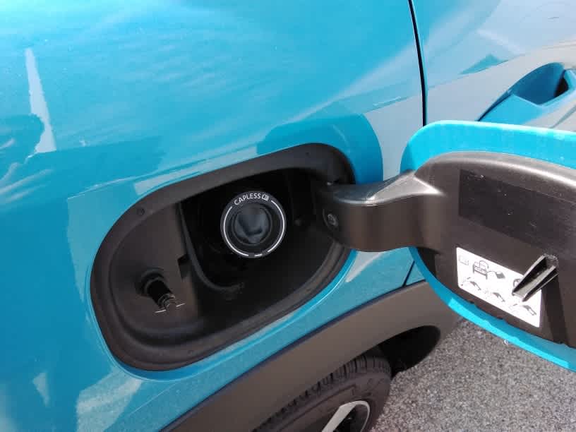 2025 Nissan Kicks SR photo 3