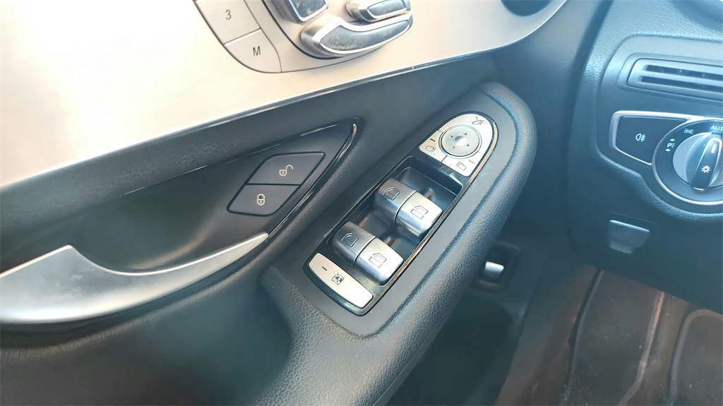 2021 Mercedes Benz GLC 300 photo 17