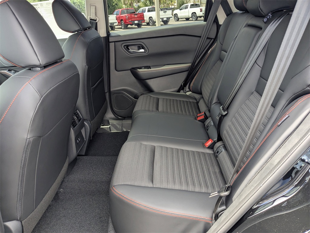 2025 Nissan Rogue SV photo 14