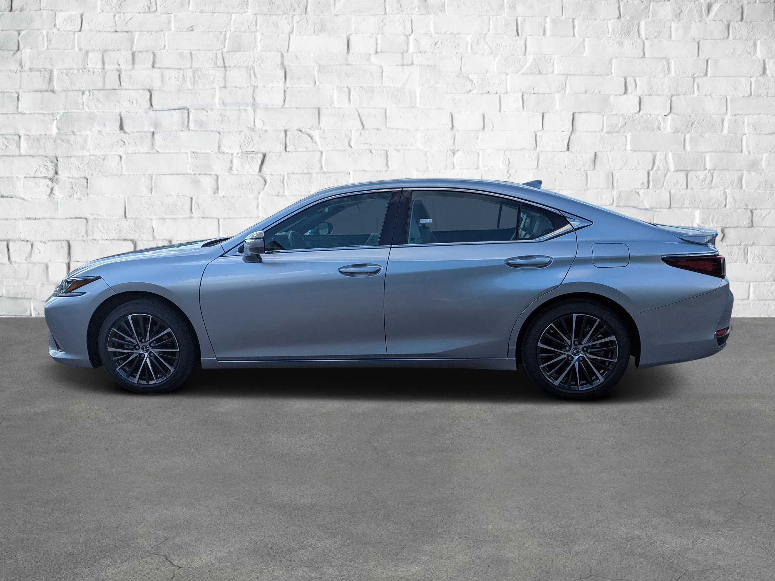 2025 Lexus ES 300h photo 7