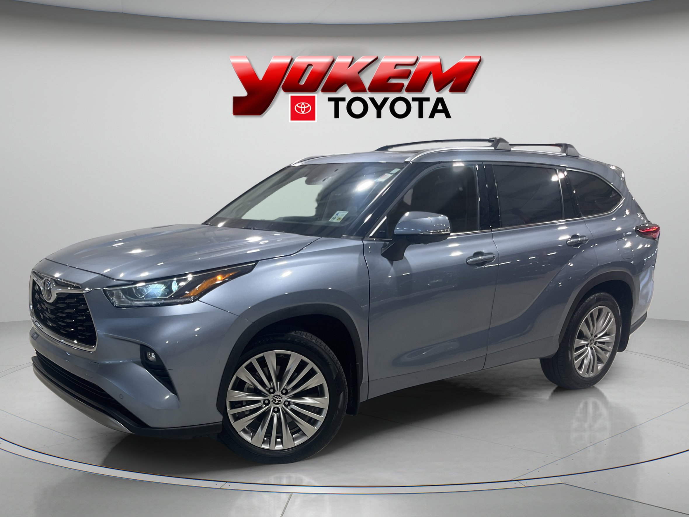 2023 Toyota Highlander Platinum's photo