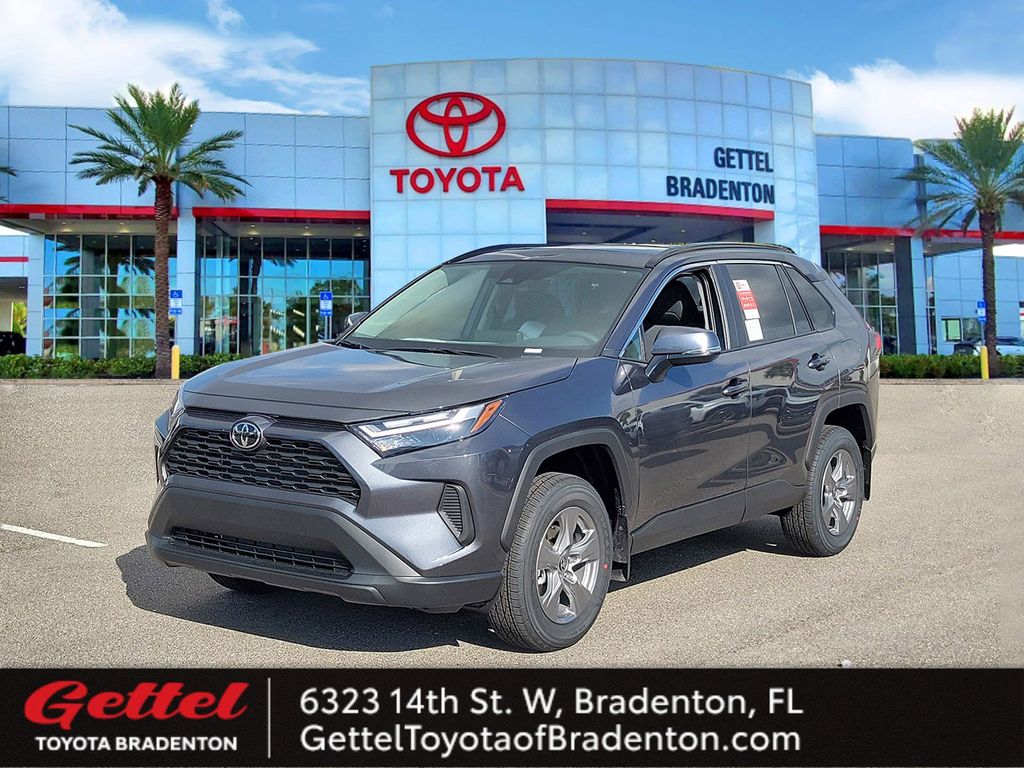 2025 Toyota RAV4 XLE's photo