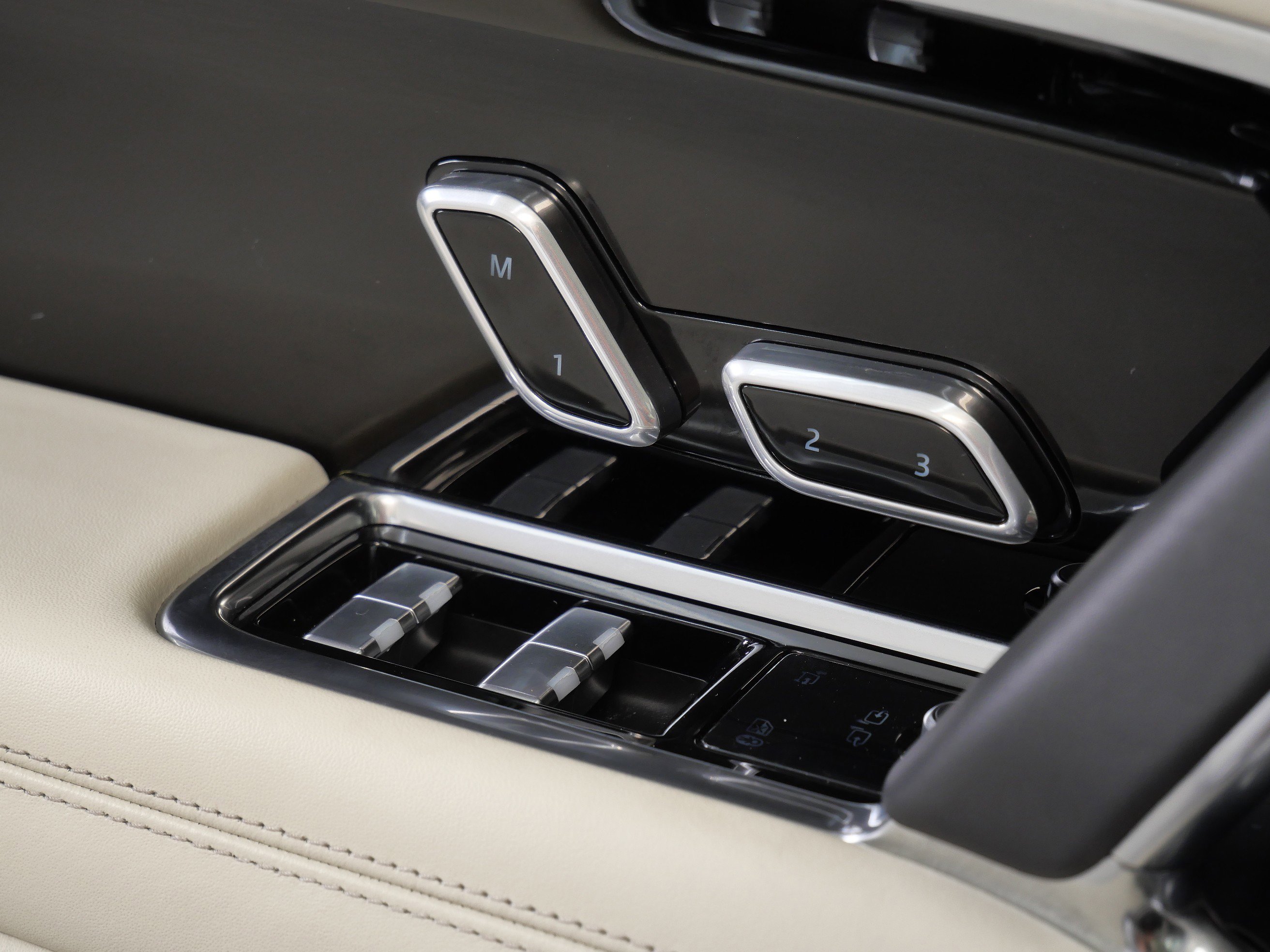 2024 Land Rover Range Rover SE photo 25