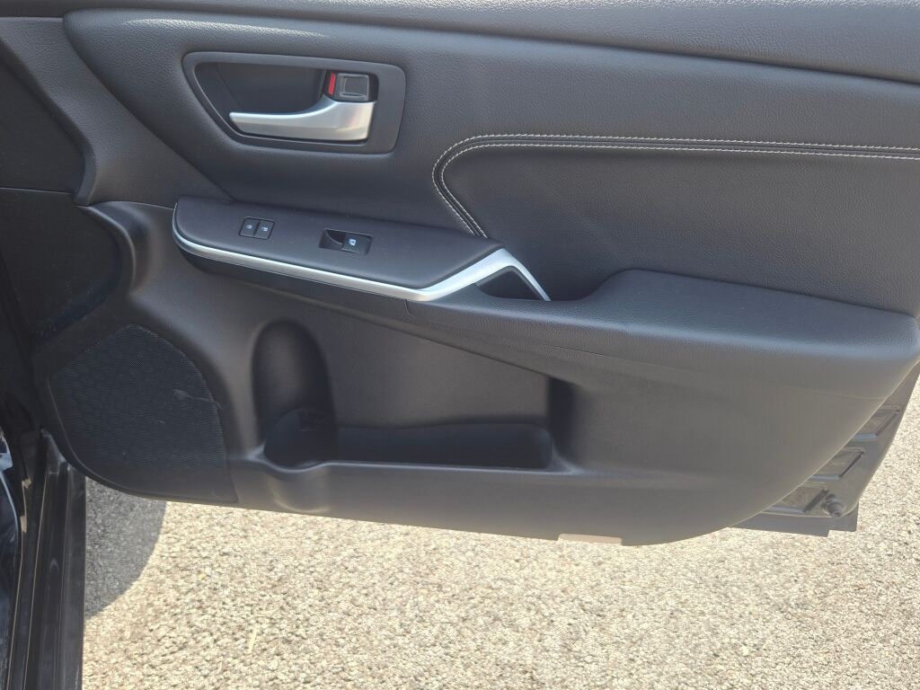 2015 Toyota Camry XLE photo 4