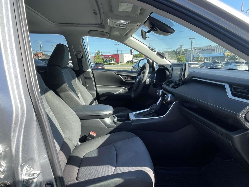 2020 Toyota RAV4 XLE photo 14