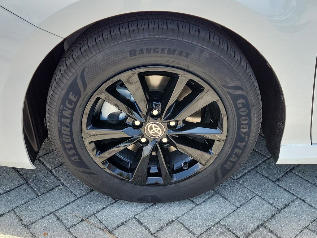 2025 Toyota Camry LE photo 9