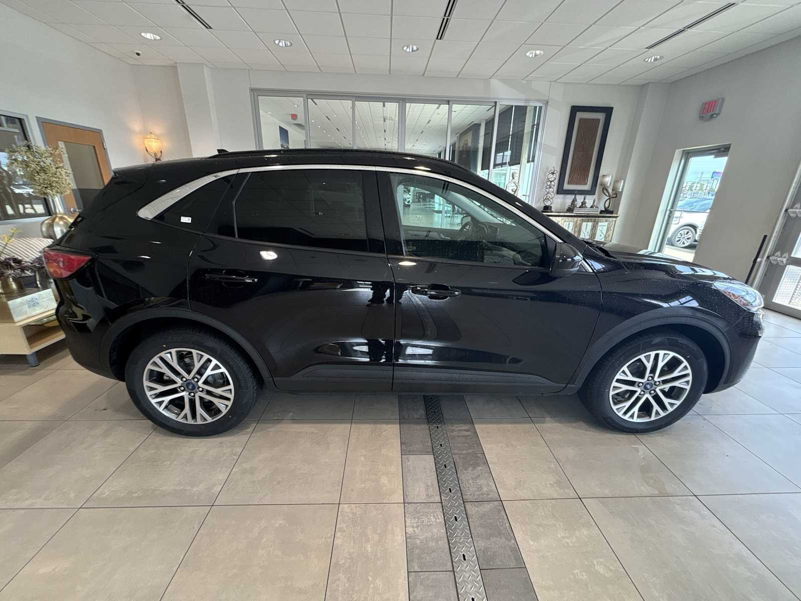 2022 Ford Escape SEL Hybrid photo 2