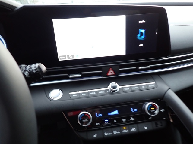 2025 Hyundai Elantra Limited photo 17