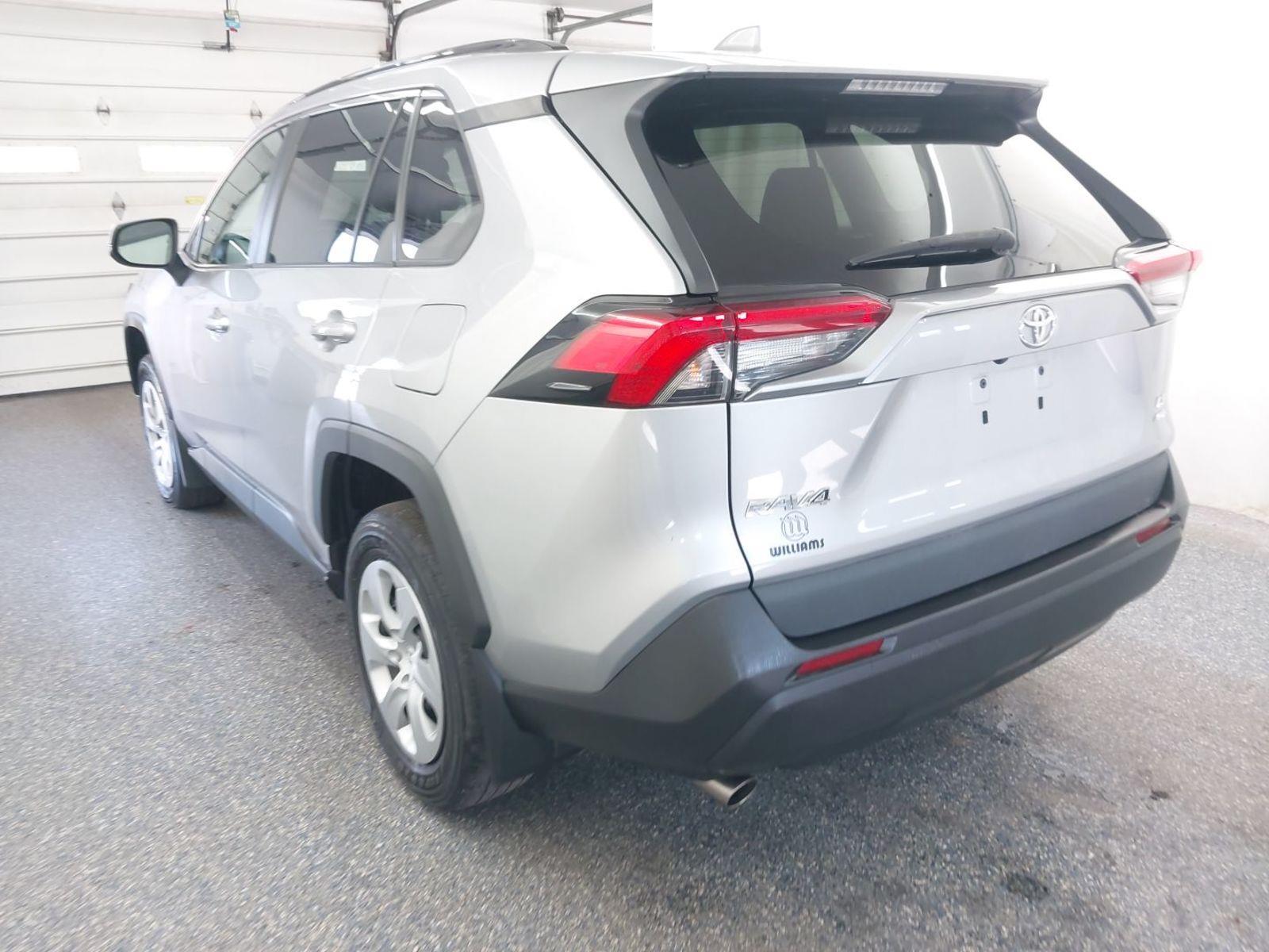 2021 Toyota RAV4 LE photo 3