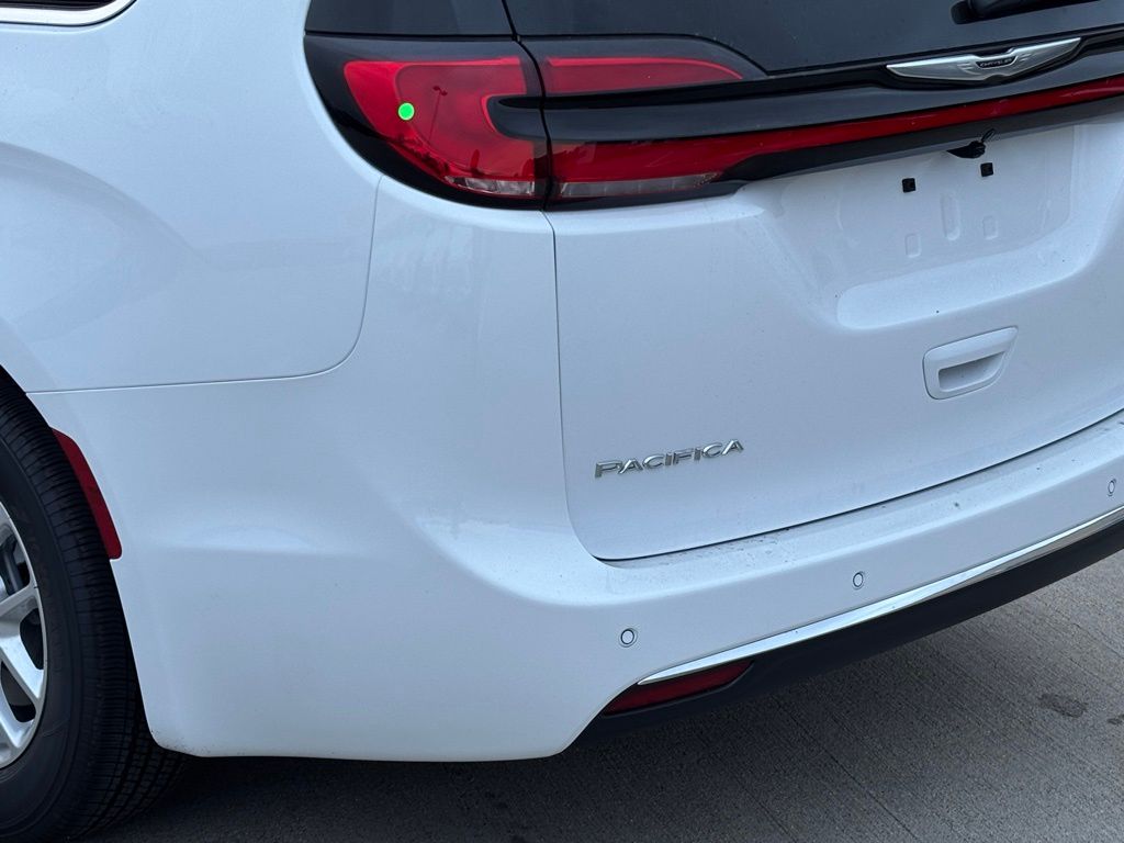 2026 Chrysler Pacifica photo 7