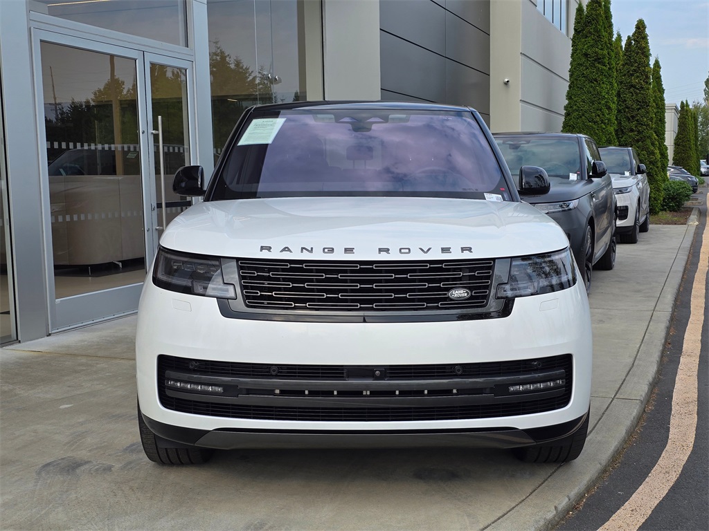 2023 Land Rover Range Rover SE photo 3