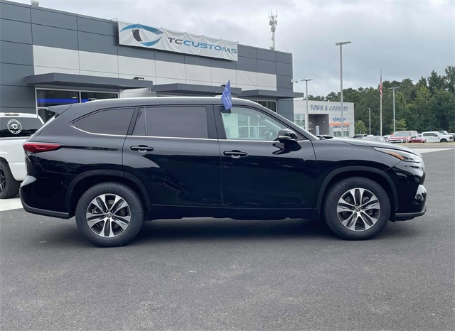 2023 Toyota Highlander L photo 2