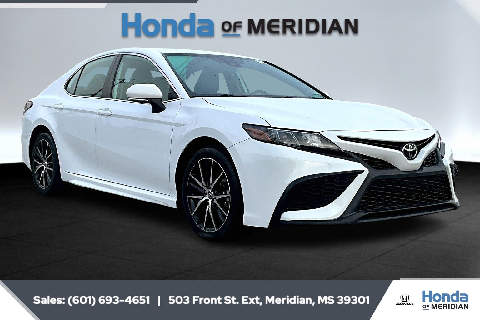 2023 Toyota Camry SE's photo