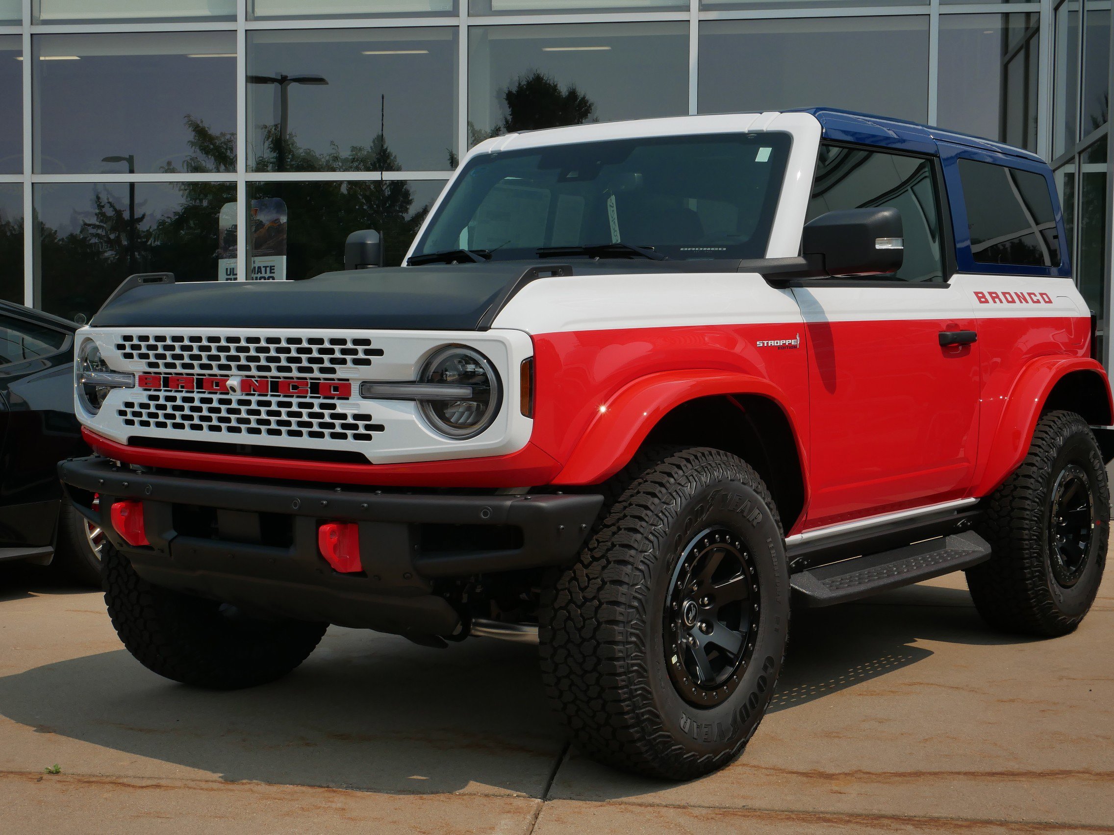 2025 Ford Bronco First Edition photo 3