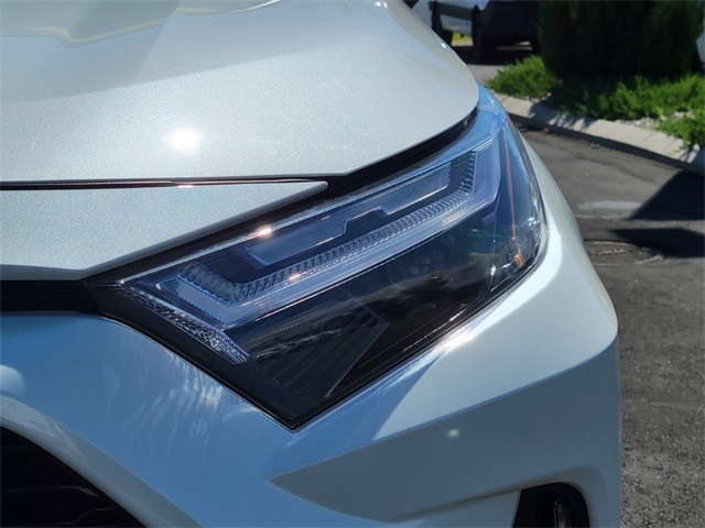 2022 Toyota RAV4 Hybrid XSE photo 9