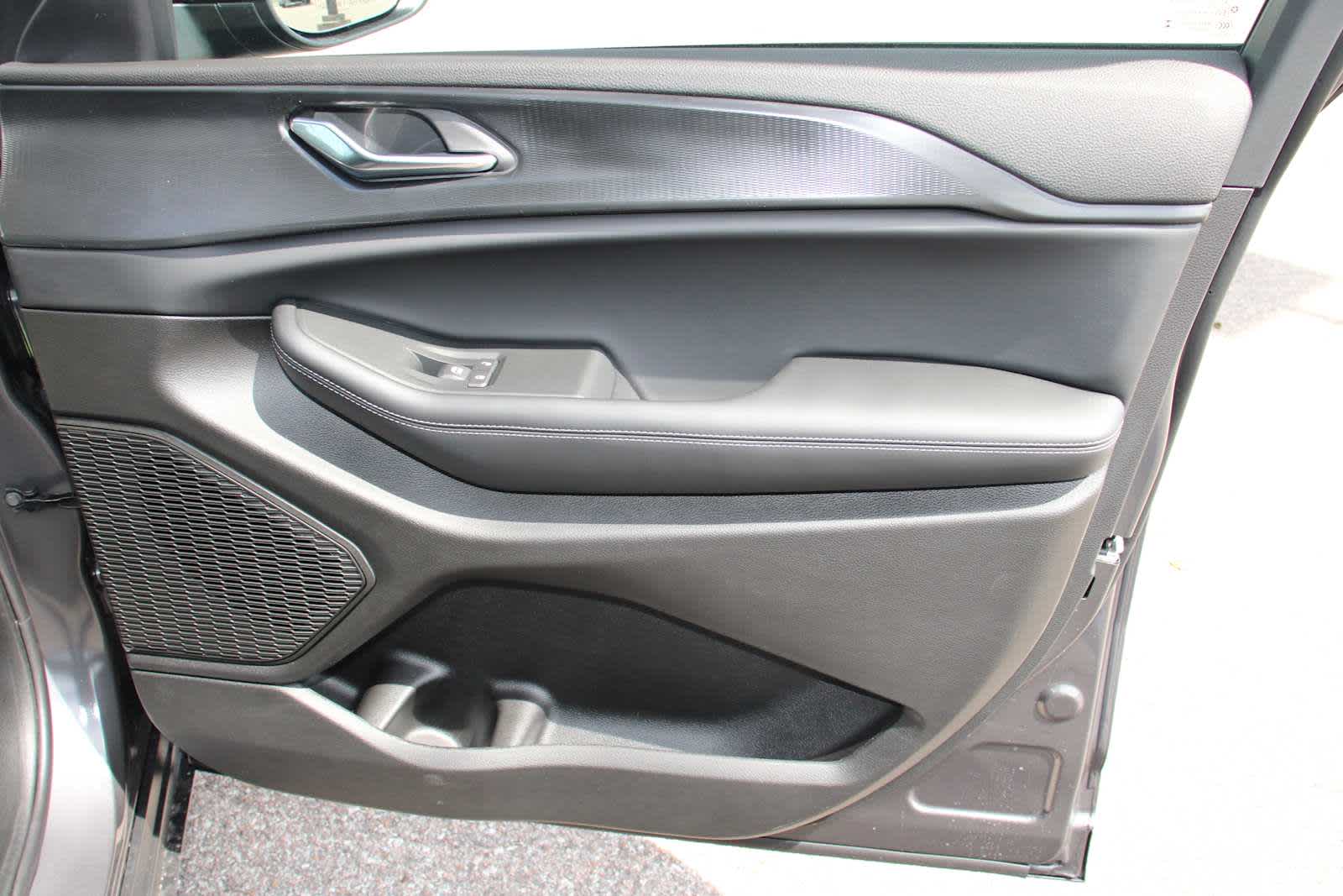 2025 Jeep Grand Cherokee Laredo Altitude photo 34