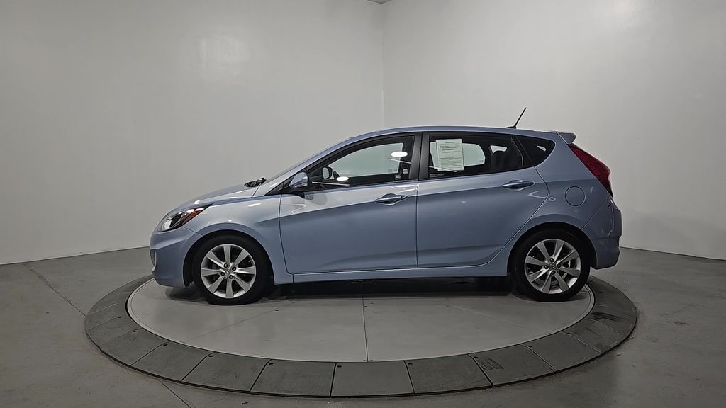 2013 Hyundai Accent SE photo 2