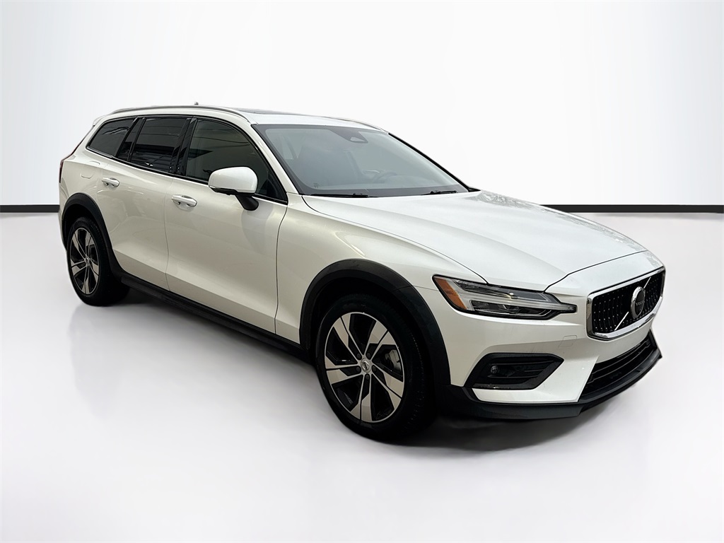2025 Volvo V60 Cross Country B5 Plus AWD photo 3