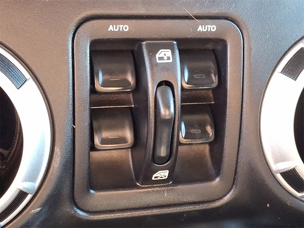 2016 Jeep Wrangler Unlimited Rubicon photo 21