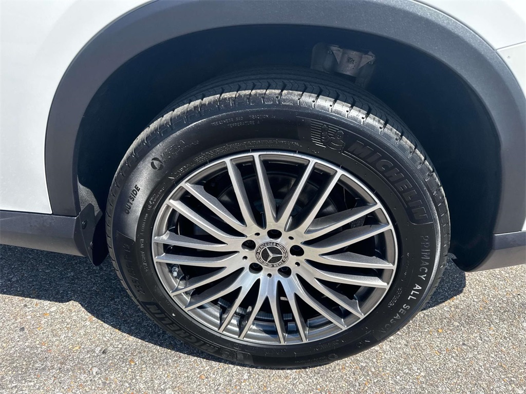 2025 Mercedes Benz GLC 300 4MATIC photo 2