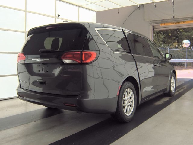 2017 Chrysler Pacifica LX photo 3