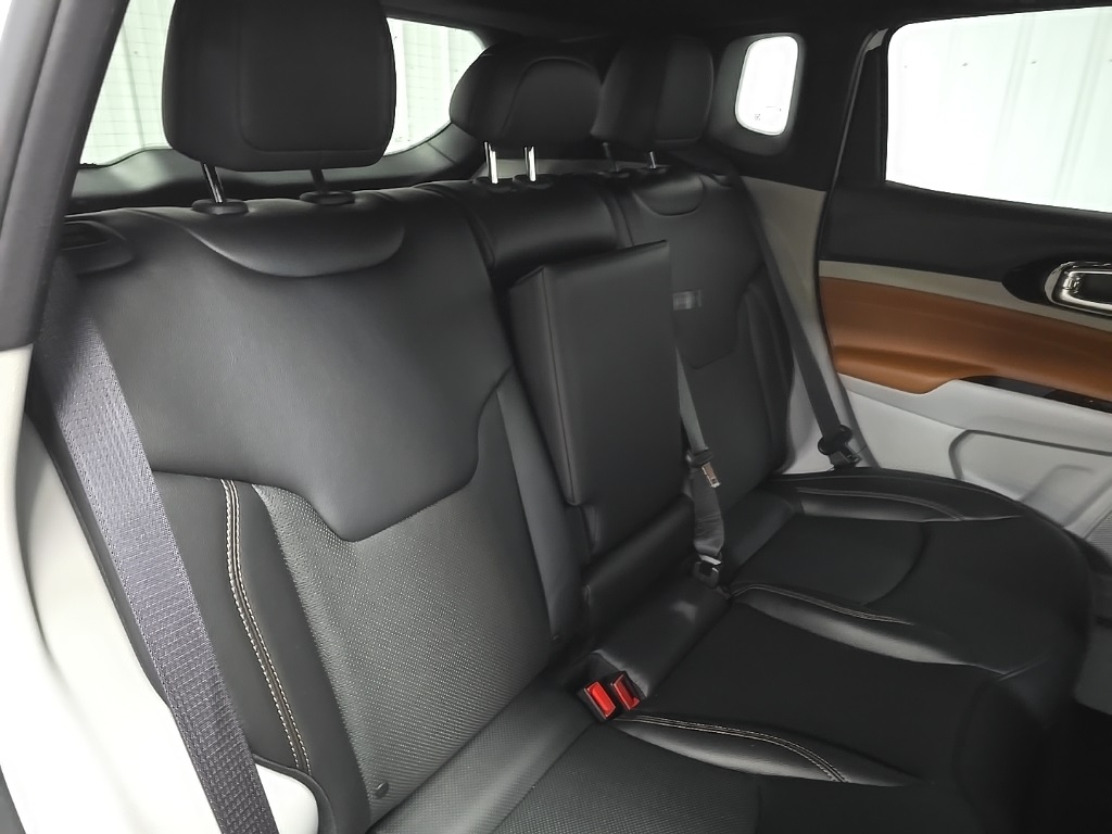 2023 Jeep Compass Limited photo 16