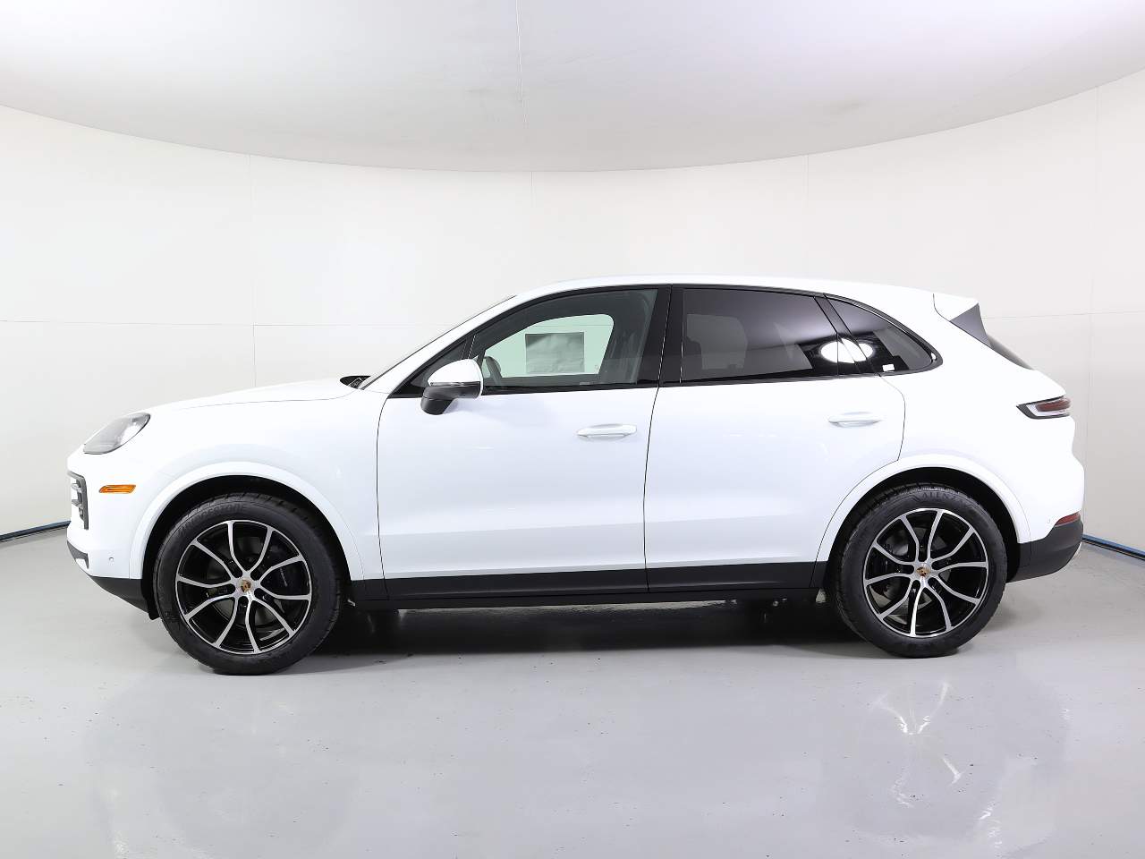 2025 Porsche Cayenne photo 2