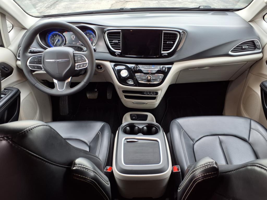 2023 Chrysler Pacifica Touring L photo 3
