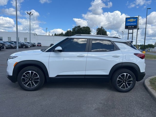 2024 Chevrolet Trailblazer LT photo 2