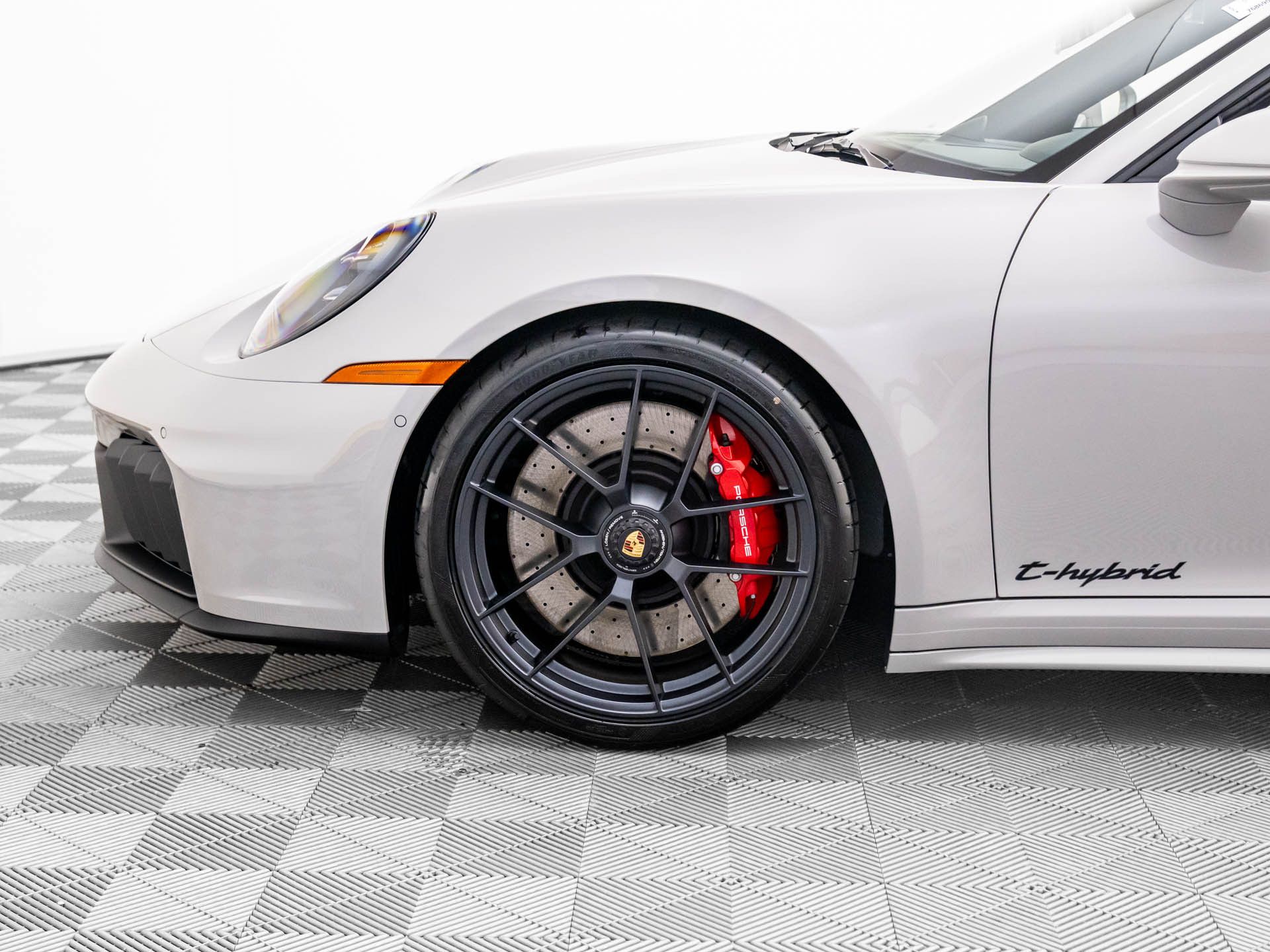 2026 Porsche 911 GTS photo 34