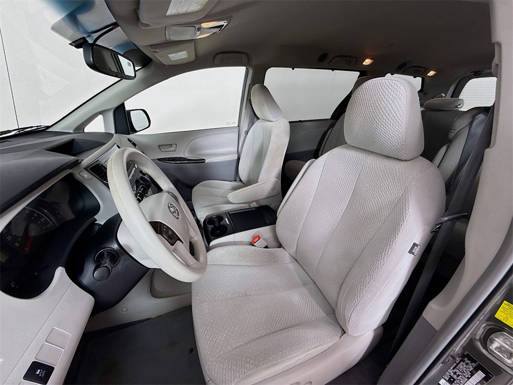 2011 Toyota Sienna LE photo 10