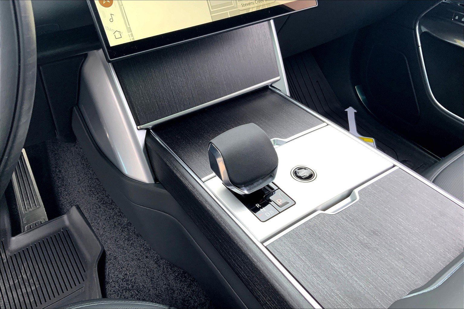 2025 Land Rover Range Rover SE photo 7