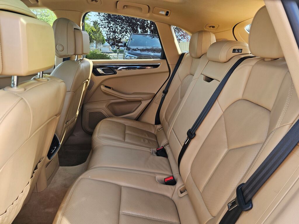 2015 Porsche Macan S photo 21